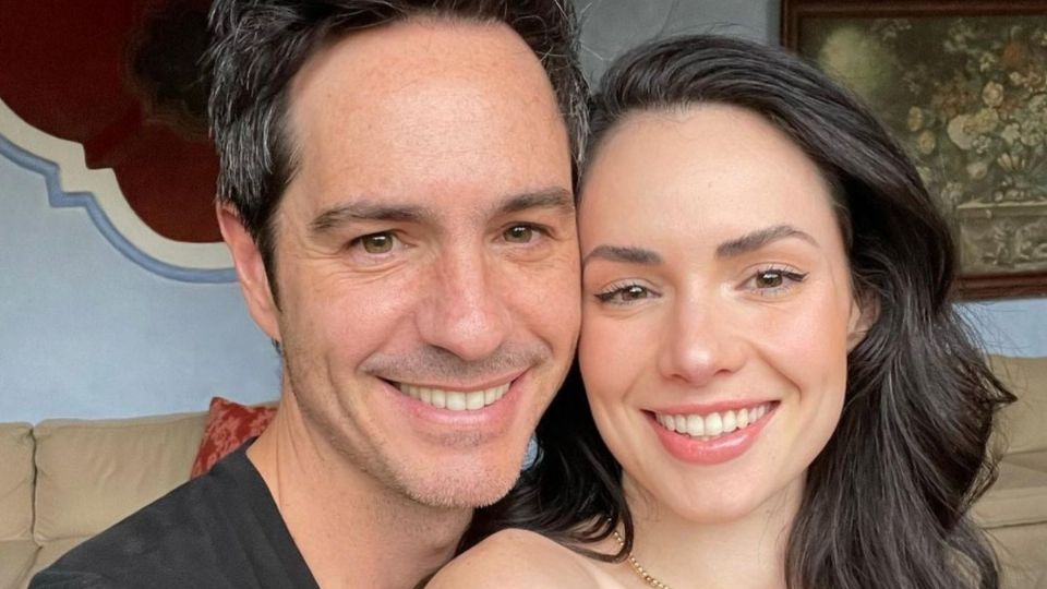 Nervioso y entre risas, Mauricio Ochmann revela si hay planes de boda con Paulina Burrola