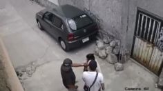 VIDEO | Asalto en Naucalpan: en cuestión de segundos, sujetos sometieron a joven para quitarle sus pertenencias