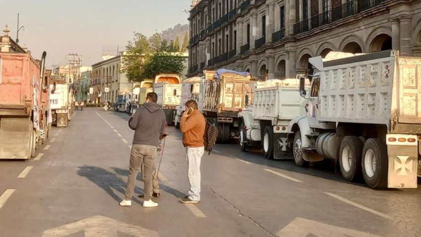 Bloqueo en el Centro de Toluca: manifestantes impiden el paso con camiones y tráilers