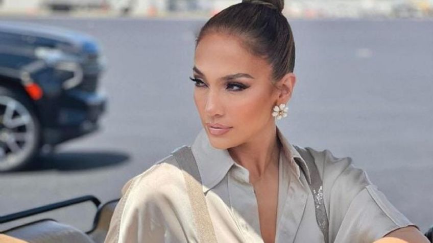 JLo enseña a usar blusa de transparencias con falda lápiz para lucir elegante