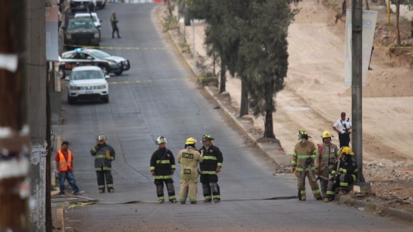 Maquinaria perfora tubería de gas natural durante trabajos de repavimentación