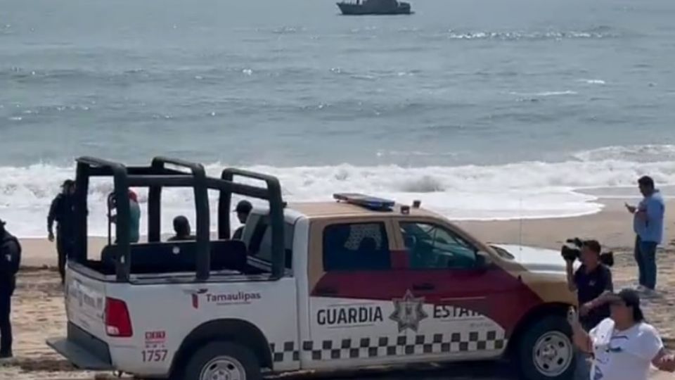 Sus familiares pidieron ayuda para que la fuerza del agua no la llevara más adentro, pero fue imposible y la perdieron de vista