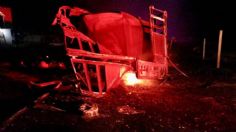 Se incendia una camioneta que transportaba gasolina y perdió el control, se presume que era producto del huachicol