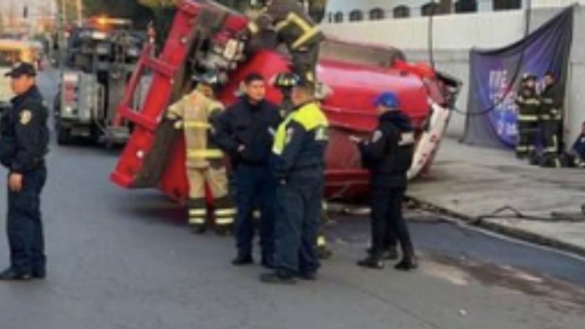 Caos en Tláhuac: vuelca una pipa de bomberos, iba a atender un incendio que resultó ser falsa alarma