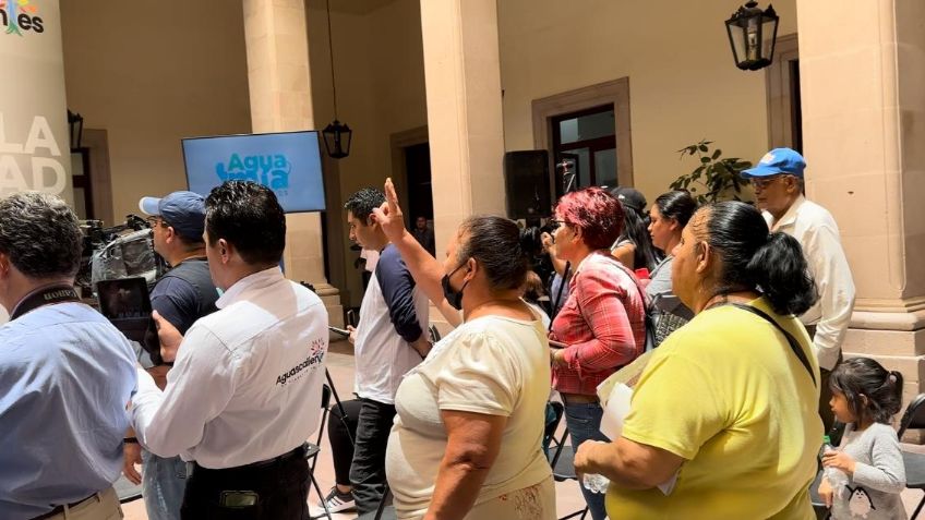 Se manifiestan por falta de agua en evento del Municipio