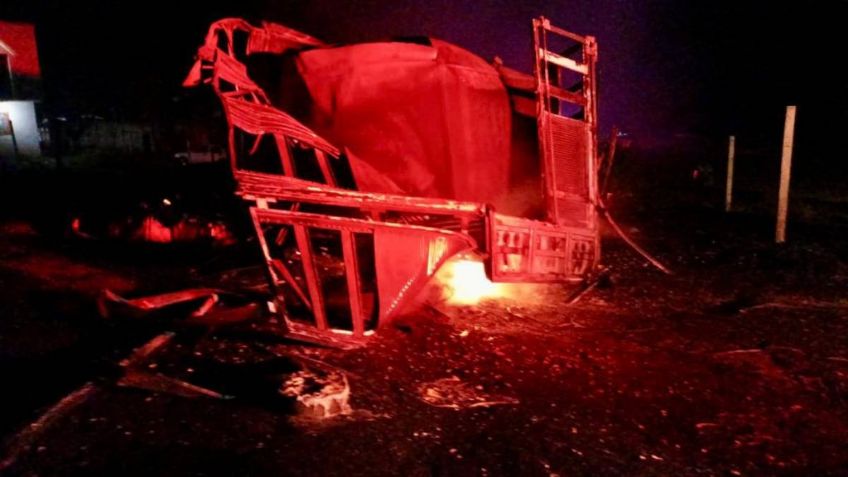 Se incendia una camioneta que transportaba gasolina y perdió el control, se presume que era producto del huachicol