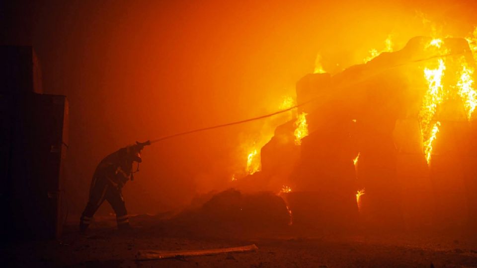 Bomberos ucranianos lucharon contra incendios en la capital.