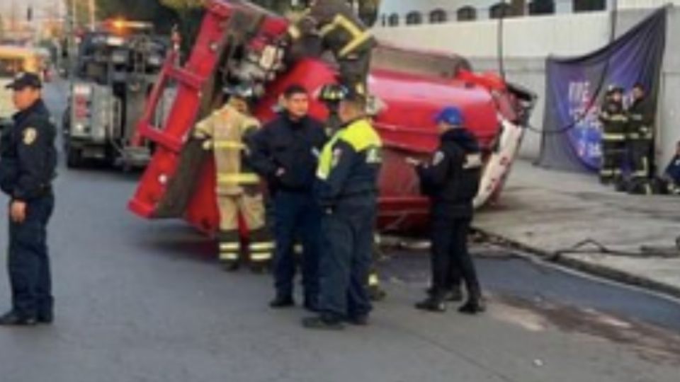 La volcadura se registró en la alcaldía Tláhuac en CDMX. FOTO TW: @isidrocorro