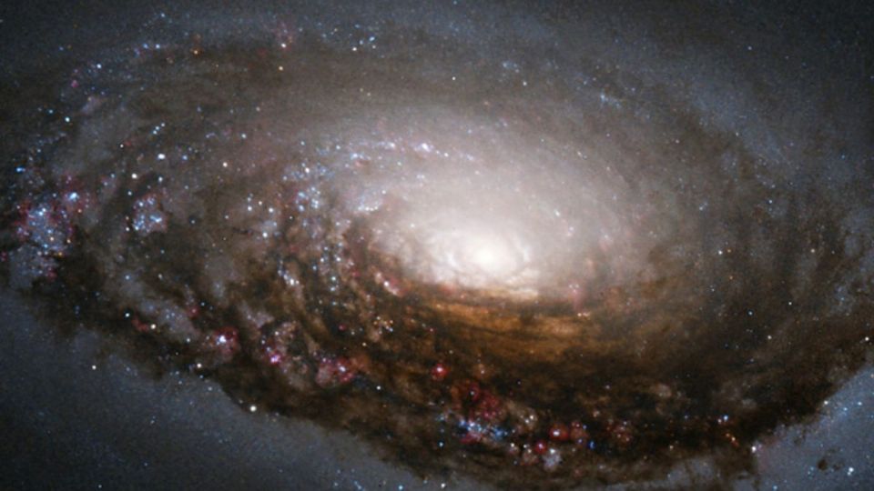 La galaxia M64, situada a aproximadamente 1,4 millones de años luz de distancia de la Tierra, ha sido objeto de un interés particular debido a su apariencia única y siniestra.