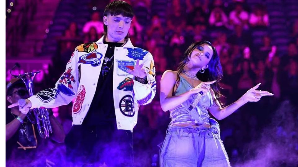 Peso Pluma y la cantante Becky G en los premios AMAS 2023.