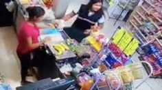 VIDEO: una pareja armada roba un Oxxo y antes de irse le soba la pancita a la cajera embarazada