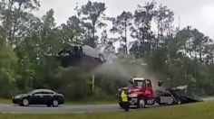 Auto choca y “vuela” sobre grúa: captan el espectacular accidente en video