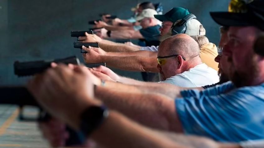 ¿Necesario o riesgoso? Por miedo a un tiroteo, maestros de EU piden tener un arma en el salón de clases