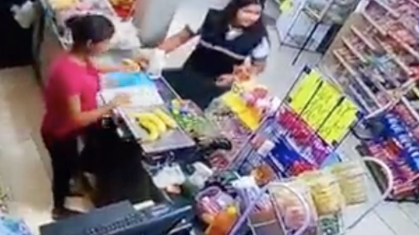 VIDEO: una pareja armada roba un Oxxo y antes de irse le soba la pancita a la cajera embarazada