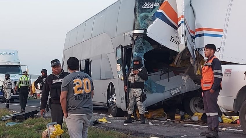 Tragedia en SLP: choca un autobús con migrantes en carretera de Matehuala, reportan varios heridos