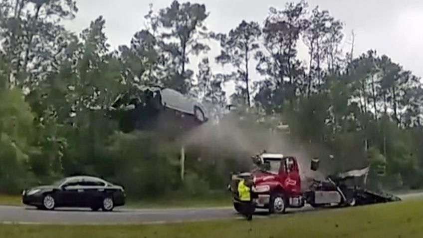 Auto choca y “vuela” sobre grúa: captan el espectacular accidente en video