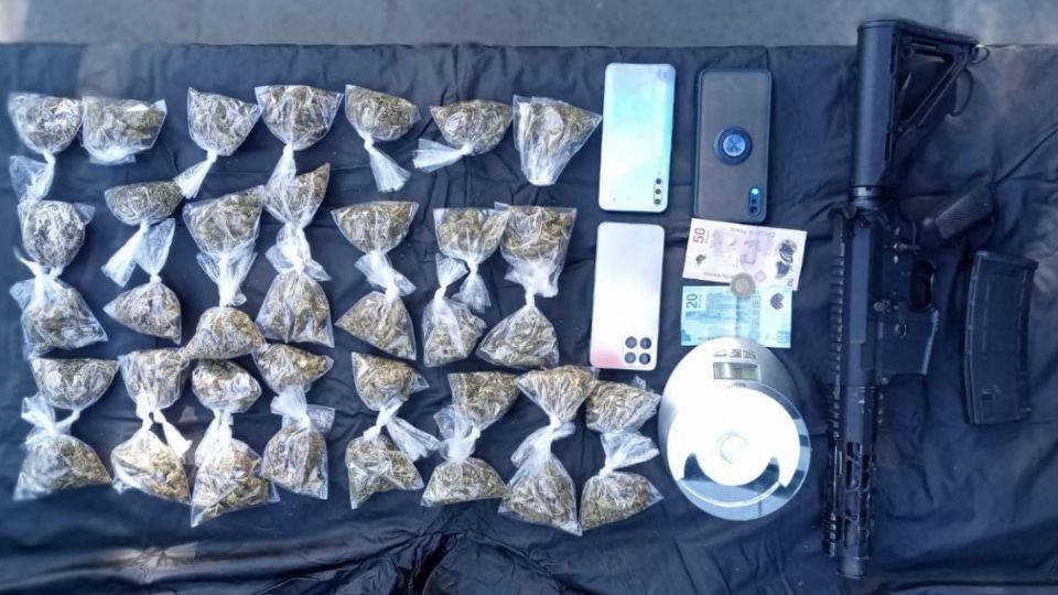 Mariguana, celulares y un arma larga fueron incautadas por las autoridades.