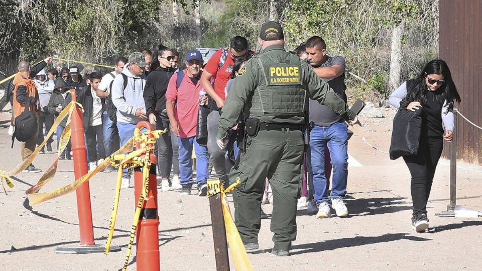 La patrulla fronteriza del sur de EU vigila la llegada de cientas de personas.