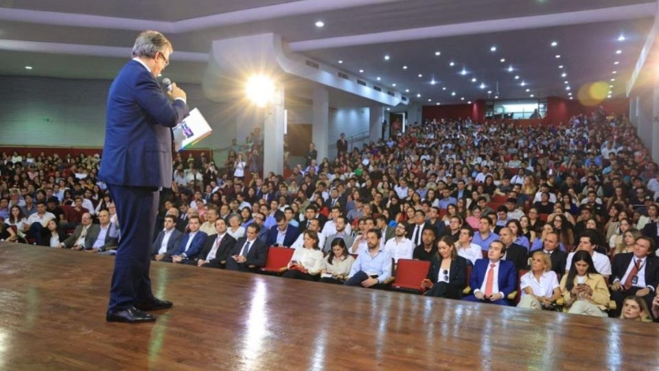 Marcelo Ebrard en el campus de la UANL