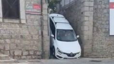 VIDEO | Conductor intenta bajar su coche por las escaleras por callejón y se queda atorado