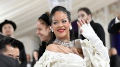 Rihanna luce con elegancia su baby bump en minifalda de cuero y botas altas