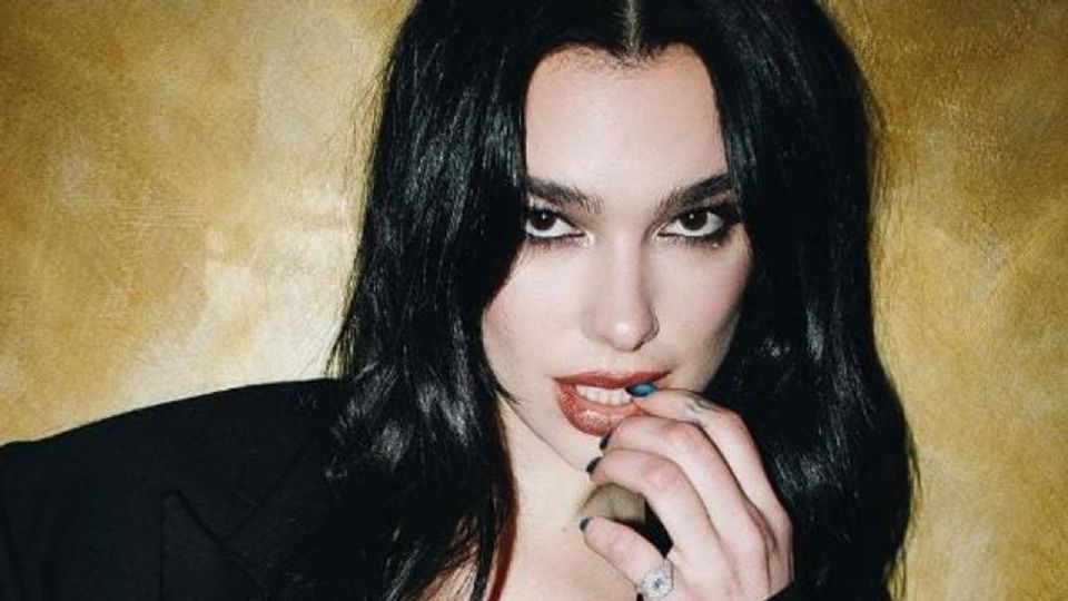 En más de una ocasión Dua Lipa se ha coronado como la experta en manicura.