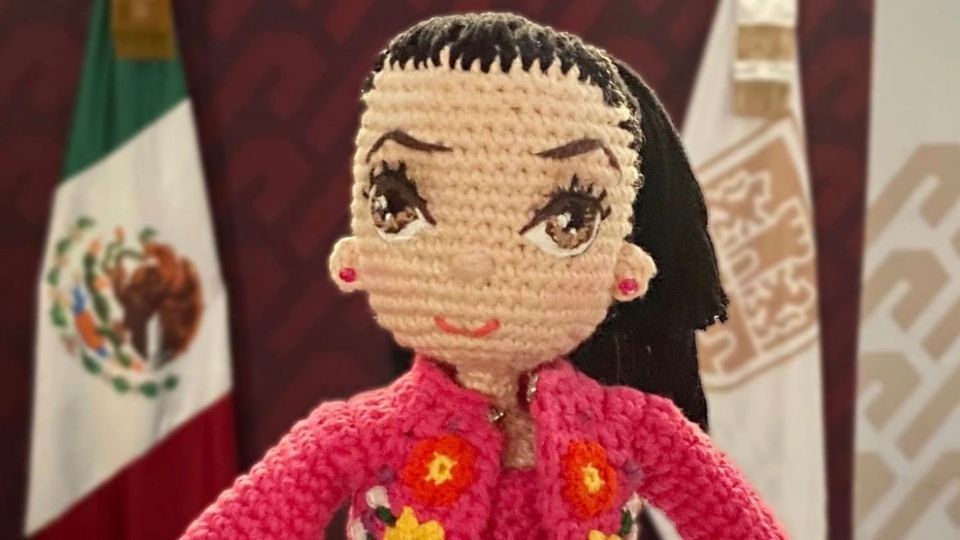 Claudia Sheinbaum presumió su muñeca de crochet