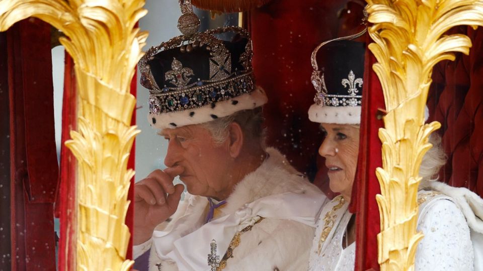 Fue coronado en una ceremonia que no escatimó en lujos.