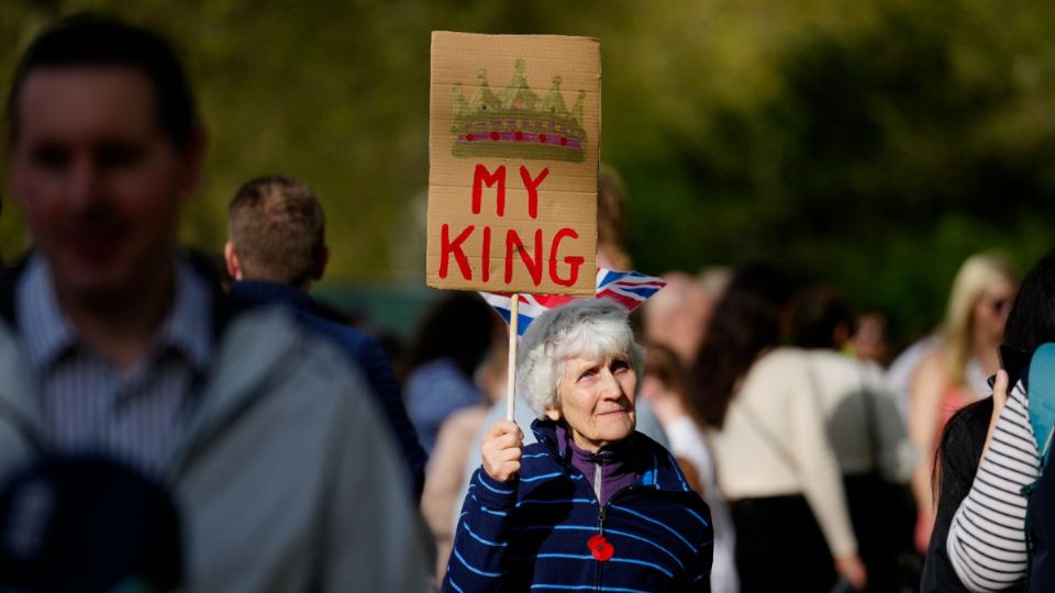 Con carteles y banderas británicas, miles de personas fueron testigos de la coronación del rey Carlos III.