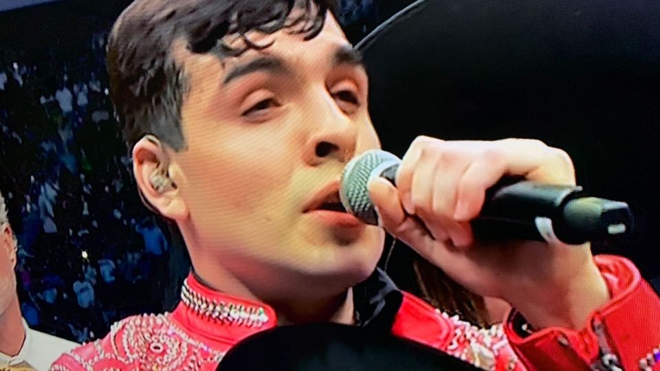 El cantante subió al ring enfundado en un traje brillante en color rojo