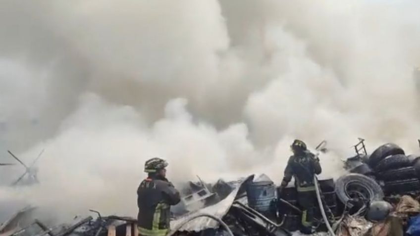 Fuerte incendio en San Juan de Aragón, CDMX levanta gigantesca columna de humo