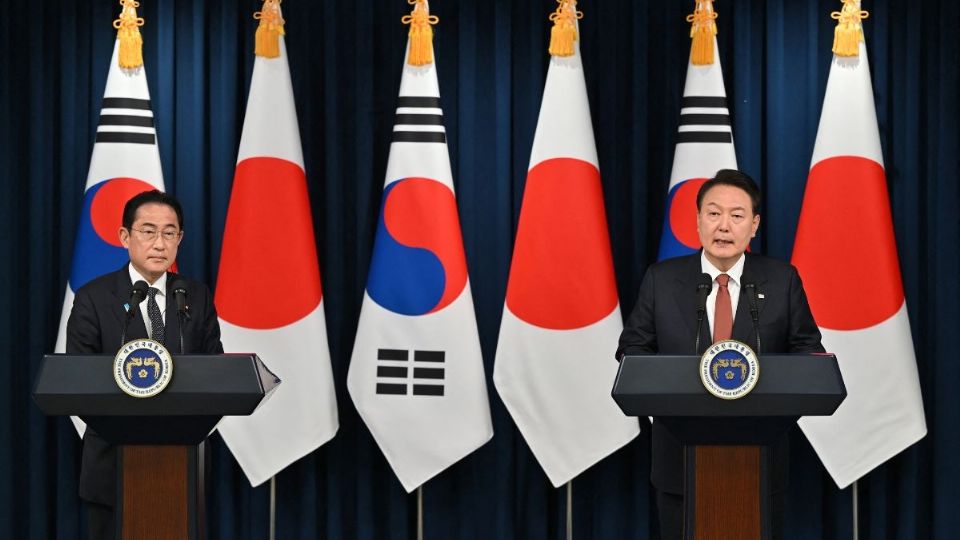 El presidente de Corea del Sur, Yoon Suk Yeol (derecha), y el primer ministro japonés, Fumio Kishida (izquierda), asisten a una conferencia de prensa conjunta después de su reunión en la oficina presidencial en Seúl el 7 de mayo de 2023.