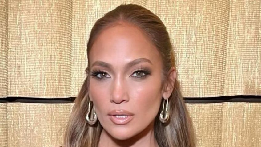 En bata de satén, Jennifer Lopez se mostró al natural sin maquillaje