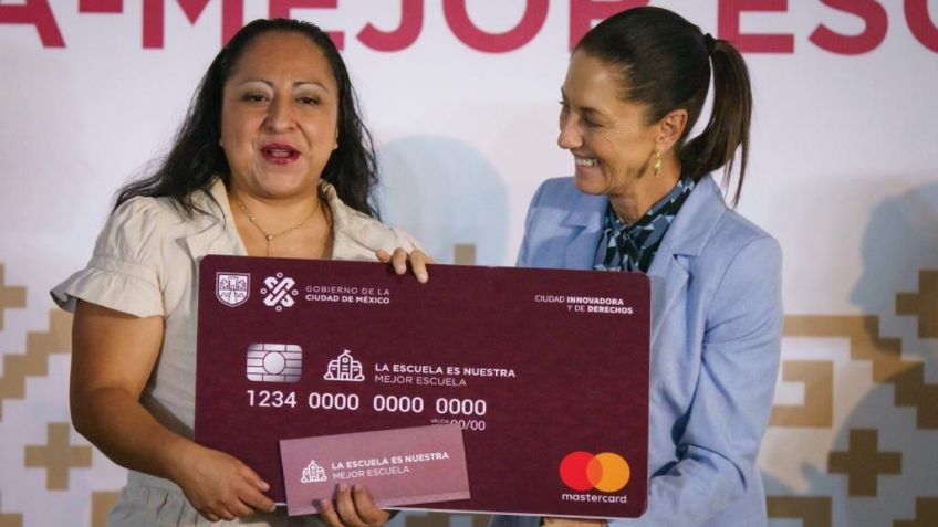 Claudia Sheinbaum entrega tarjetas de la Escuela es Nuestra en alcaldías Benito Juárez y Coyoacán