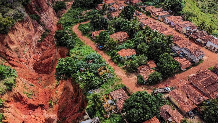 Impresionante: Enormes cráteres amenazan con devorar una ciudad en Brasil