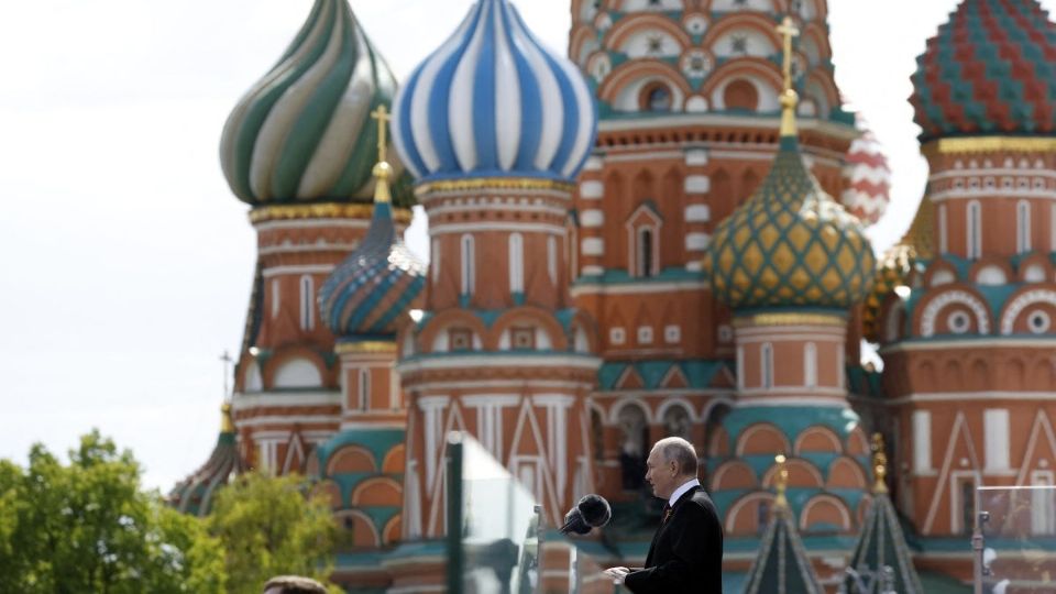 El presidente ruso Vladimir Putin da un discurso durante el desfile militar del Día de la Victoria en la Plaza Roja en el centro de Moscú el 9 de mayo de 2023.