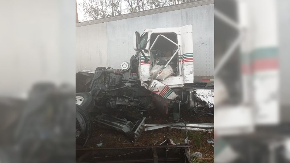 El chofer de uno de los tráilers murió en el lugar.