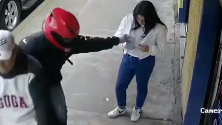 VIDEO | Le roban celular y se queda escribiendo en el aire en Toluca