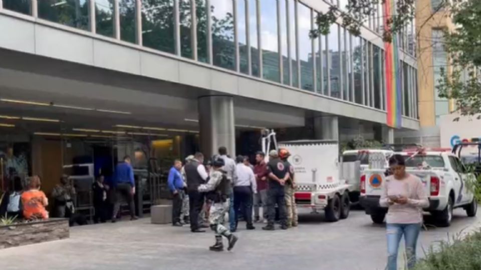 Usuarios de redes sociales que se encuentran en los edificios cercanos a la sede comenzaron a publicar diversas fotografías de elementos de la Guardia Nacional (GN)