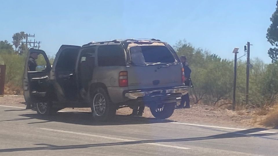 El cuerpo del presunto delincuente quedó dentro de la camioneta en la que viajaba.