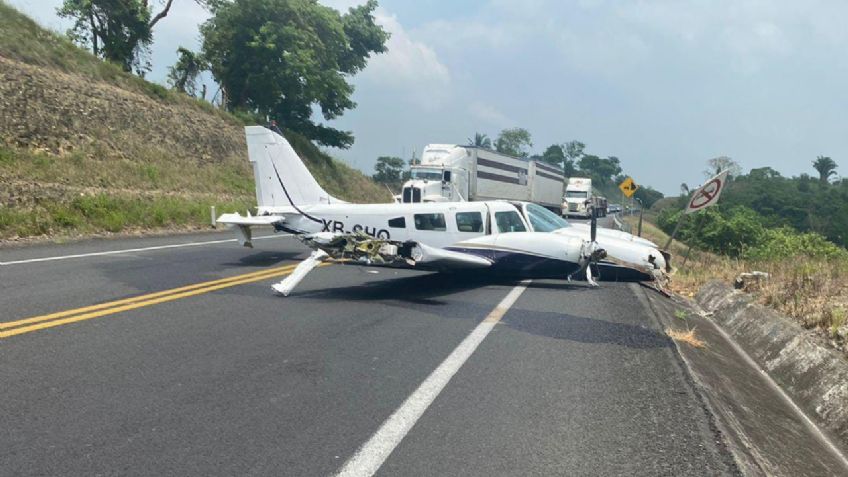 FOTOS | Avioneta cae en plena autopista de Veracruz, llevaba tres pasajeros