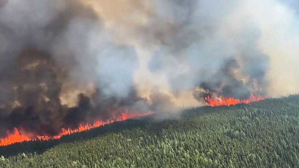 Esta imagen fija del 8 de junio de 2023 de un video del Servicio de Incendios Forestales de Columbia Británica muestra una vista aérea del incendio forestal del río West Kiskatinaw ubicado a 10 km al este de Tumbler Ridge, Canadá.