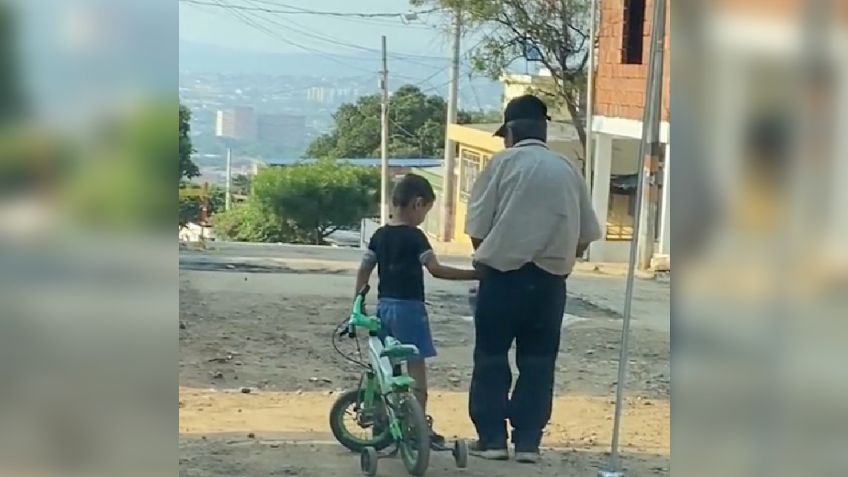 ¡No todo esta perdido! Niño se vuelve viral en Tiktok por ayudar a un anciano a llegar a su casa