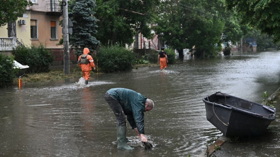 Continuaban los trabajos de limpieza, luego de la inundación provocada por el ataque a la represa Kakhovka.