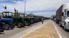 Con cientos de tractores, agricultores se manifiestan en la caseta de Sonora