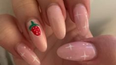 Uñas estilo leche de fresa: la moda que arrasará este verano