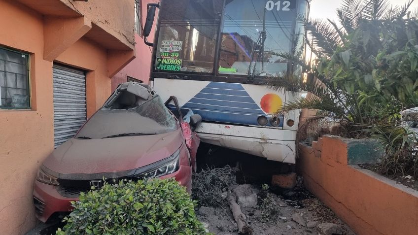 Accidente en la México-Pachuca: un autobús pierde el control y choca contra un auto estacionado, hay 3 heridos