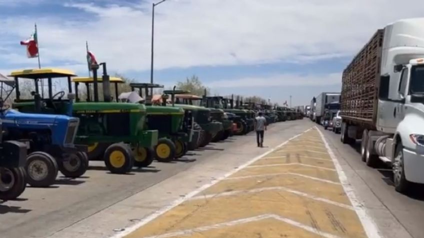 Con cientos de tractores, agricultores se manifiestan en la caseta de Sonora