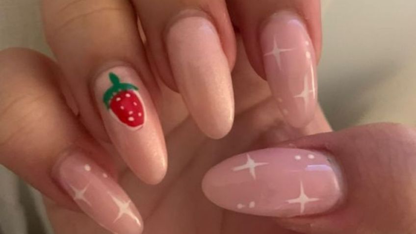 Uñas estilo leche de fresa: la moda que arrasará este verano