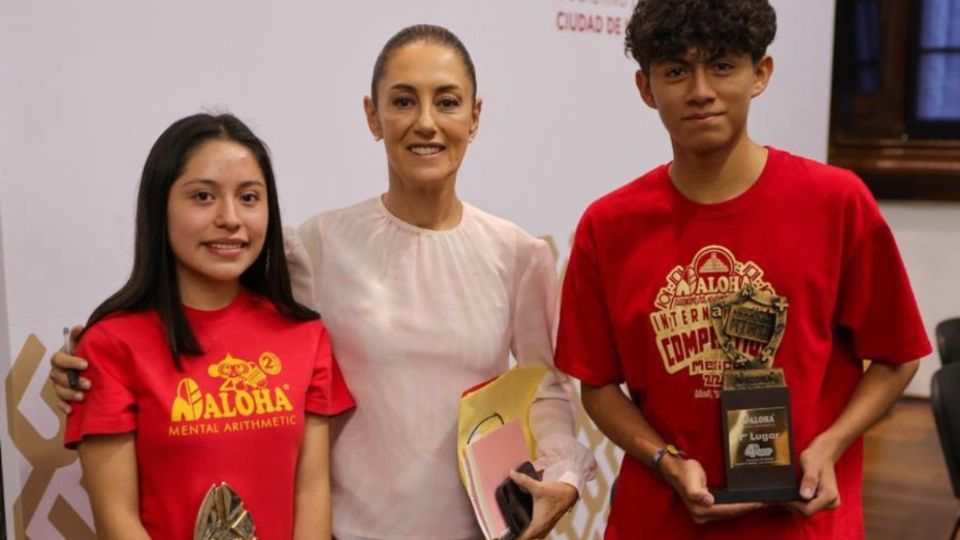 Claudia Sheinbaum convive con jóvenes que pidieron su apoyo en una audiencia pública